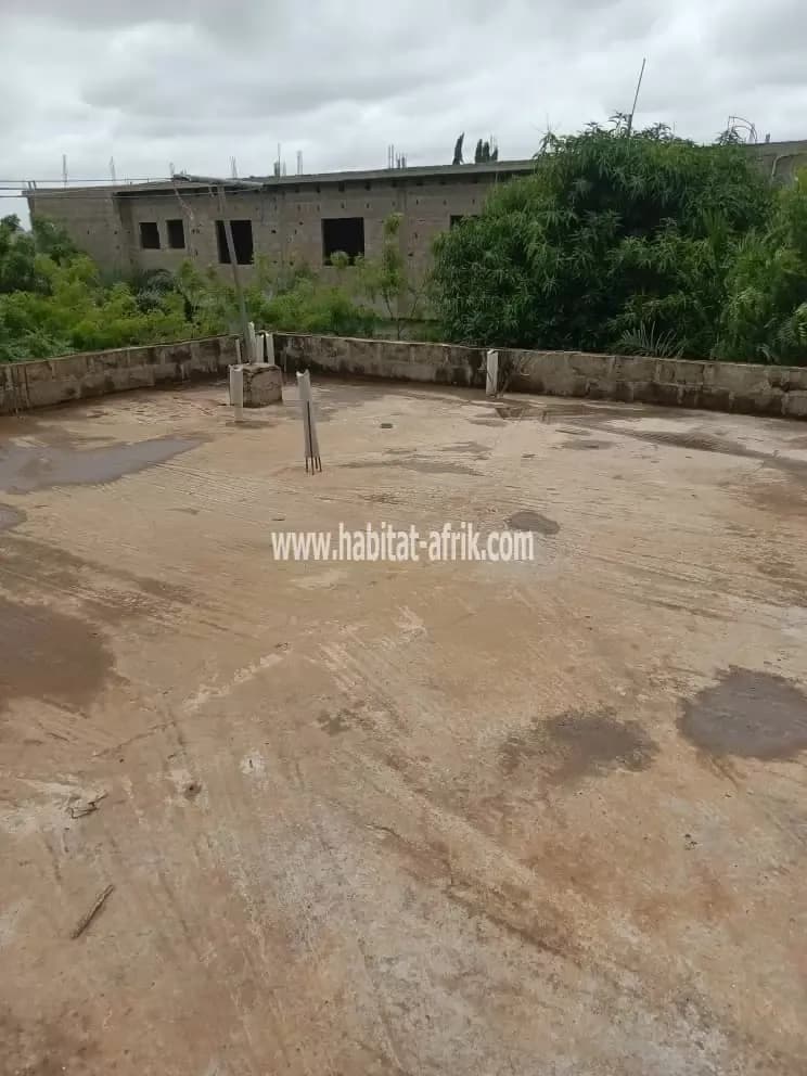 Je mets en vente une villa de 3 chambres salon 2 dépendances a 500m du marché AGOE LÉGBASSITO avec avis favorable OTR lome togo