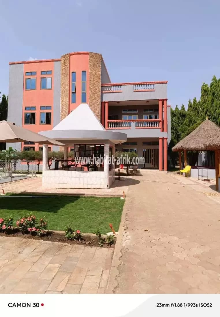 GRANDE VILLA R+2 AVEC PISCINE À VENDRE À CALAVI ZOPAH NON LOIN DU GOUDRON KÉRÉKOU