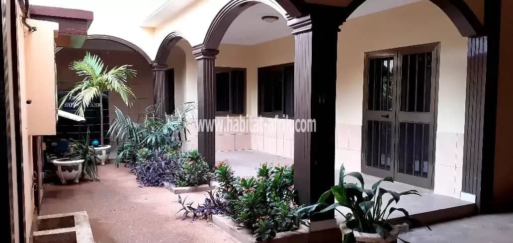 Je mets en location une villa duplex de 4 chambres salon autonome à cito aéroport lome togo