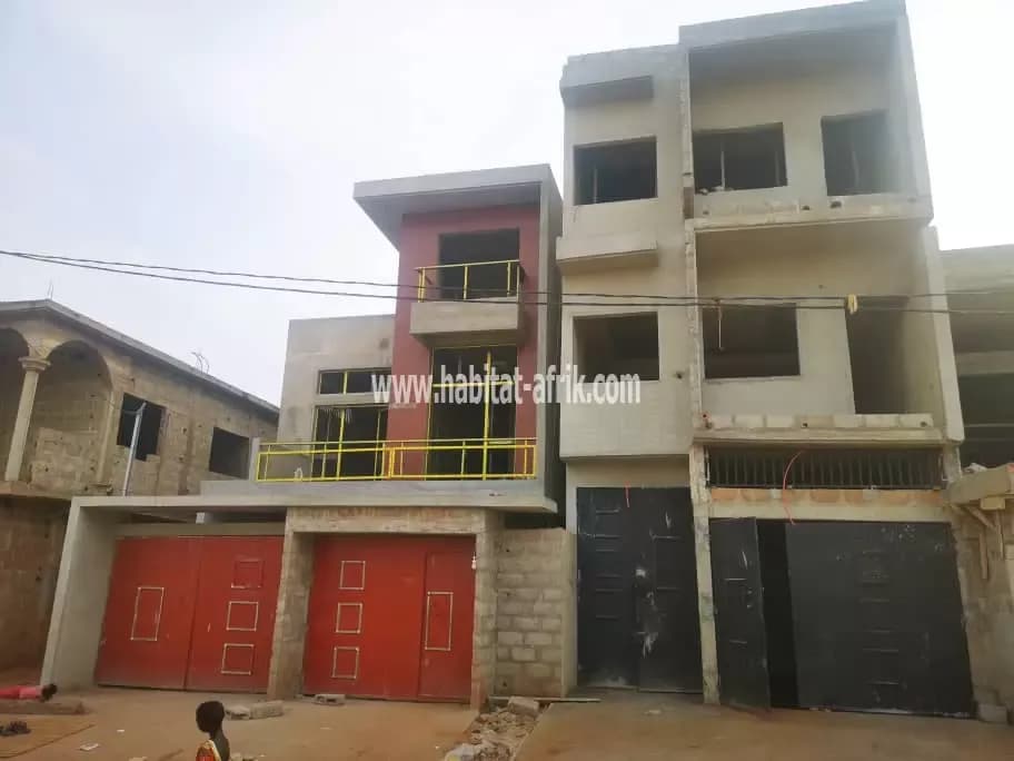 LOCATION VILLA 3 CHAMBRES SALON WC DOUCHE CUISINE INTERNE + 1 DÉPENDANCE GARAGE POUR 2 VOITURES A KÉGUÉ BOULICON LOMÉ-TOGO