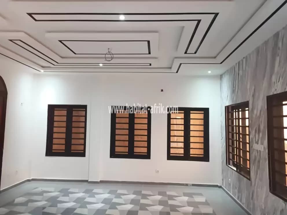 LOCATION VILLA 3 CHAMBRES SALON WC DOUCHE CUISINE INTERNE NON LOIN DE L'HÔTEL AÉROPORT OU AMINA LOME-TOGO