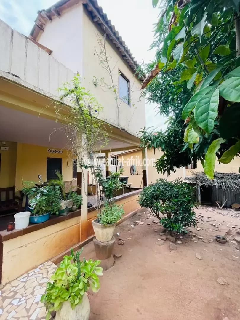 Nous mettons en vente une parcelle de demi lot à déduire d’une maison située a bé klikamé lome togo