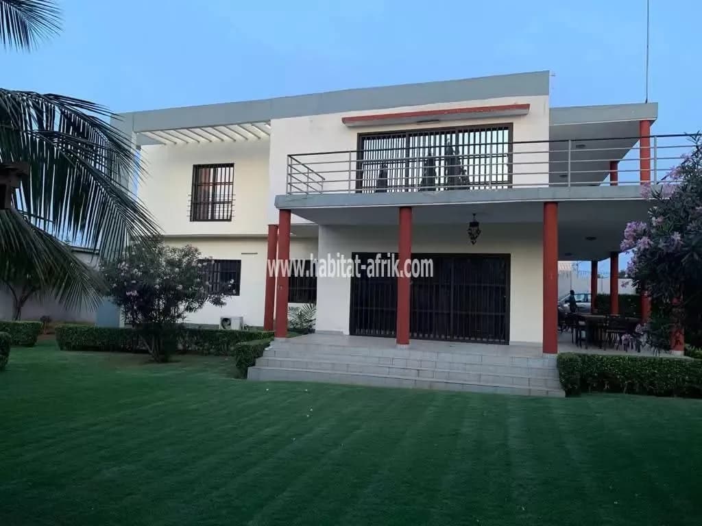Nous mettons en location une villa duplex avec piscine de 4 chambres 2 salon situe a atsiegou derrière la foire Togo 2000 Lome togo