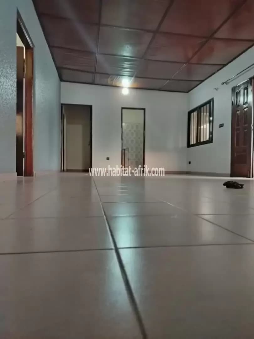 Nous mettons en location une villa de trois (03) chambres salon autonome avec un espace aménagé situé à TOKOIN doumasséssé Lomé togo