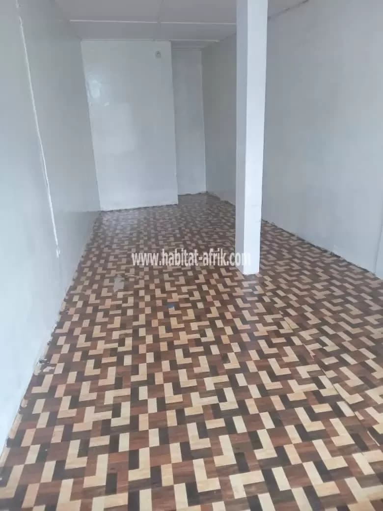 Location boutique dans un quartier commercial Djidjole en bordure du pavé lome togo