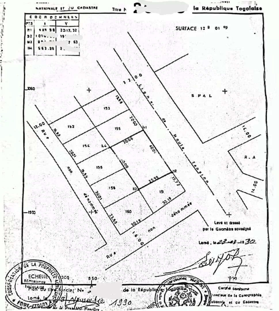 Terrain à vendre deux (2) lots collé avec quelques bâtiments à raser, bien situé en bordure d’une rue de 32 mètres, au niveau de la pharmacie shalom vers l’église catholique Cacaveli juste 80 mètres du goudron lome togo