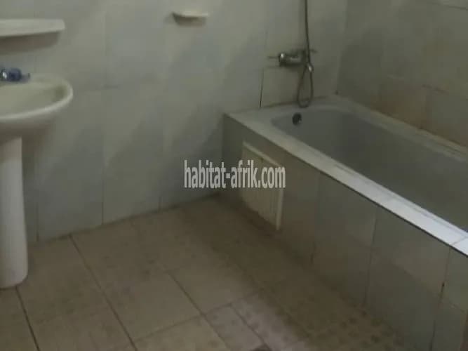 LOCATION mini villa dd 3 chambres salon wc douche cuisine interne + dépendance à Atsiégou lycée technique Lomé-Togo