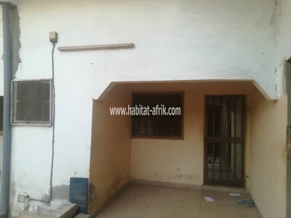 LOCATION APPARTEMENT CHAMBRE SALON WC DOUCHE CUISINE INTERNE A ADIDOADIN LOME-TOGO