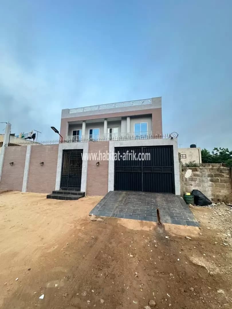 Je mets en vente une maison duplex sur demi lot prête à habiter 05 spacieuses chambres autonomes à agoe atchanvé lome togo