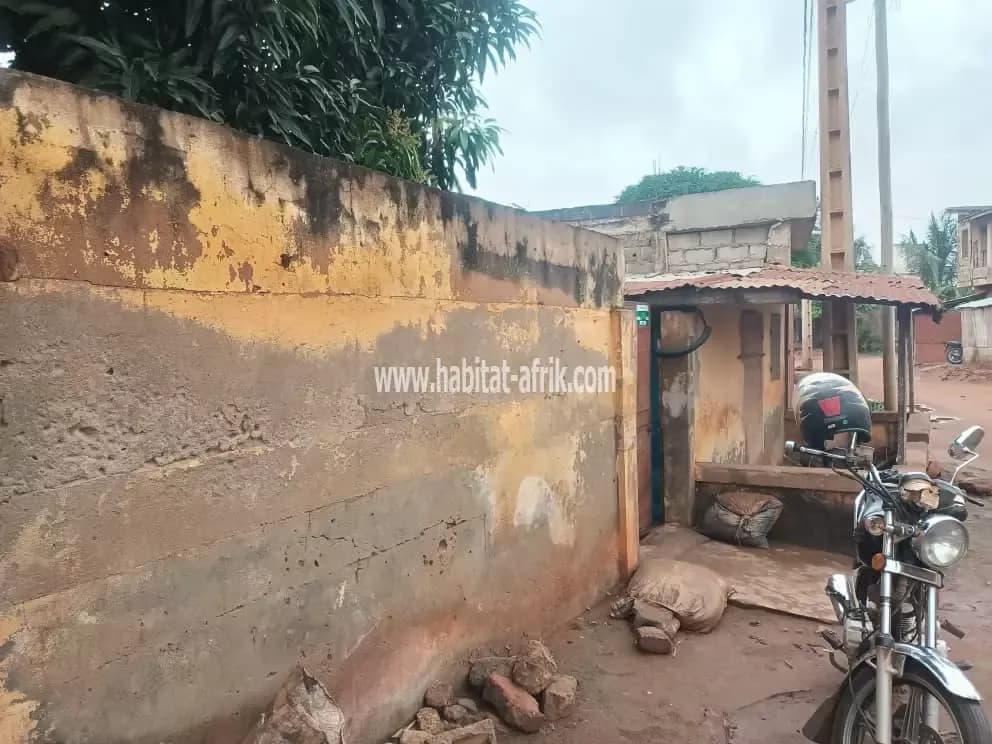 JE METS EN VENTE UNE VIEILLE MAISON AVEC 7 PIÈCES À AGOÉ CACAVELI PHARMACIE SHALOM LOMÉ TOGO