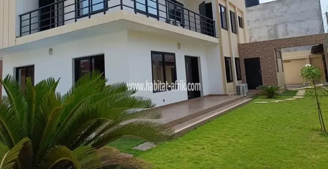 Je mets en location une villa duplex splendide avec grand jardin et piscine 4 chambres salon situé a nyekonakpoe lome togo