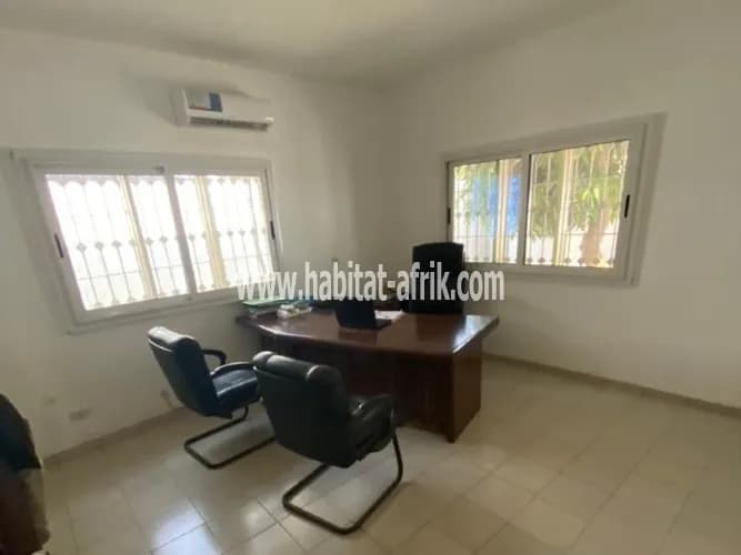 Vente Villa 4 Chambres Salon wc douche cuisine jardin à adidogome mrs la poste la pampa Lomé-Togo
