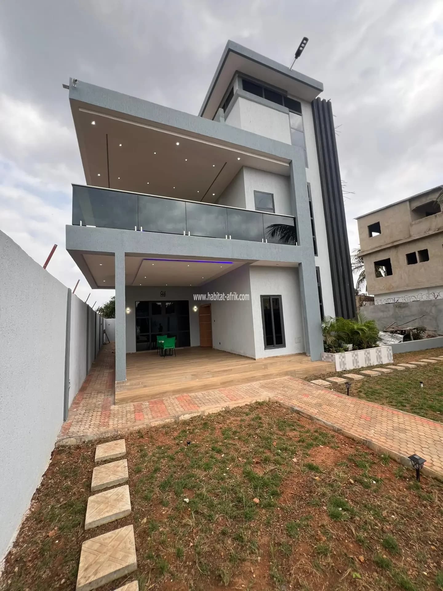 Nous mettons en location une villa meublée de 3 chambre salon wcd cuisine situé à agoe Sogbossito Lome Togo