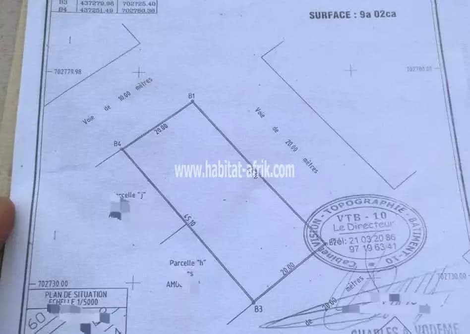 À VENDRE À COTONOU JONCKET UNE PARCELLE DE 902m2 AU BORD DU GOUDRON
