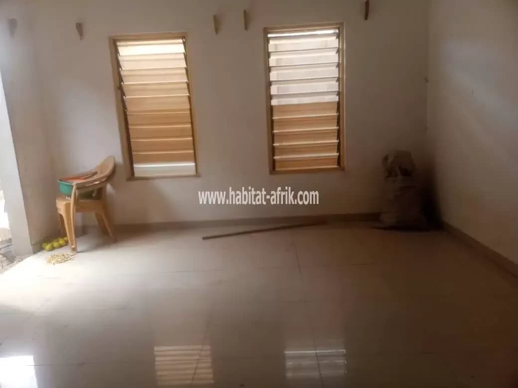 Je mets en location un appartement de pièces wcd interne à agoe legbassito mairie lome togo