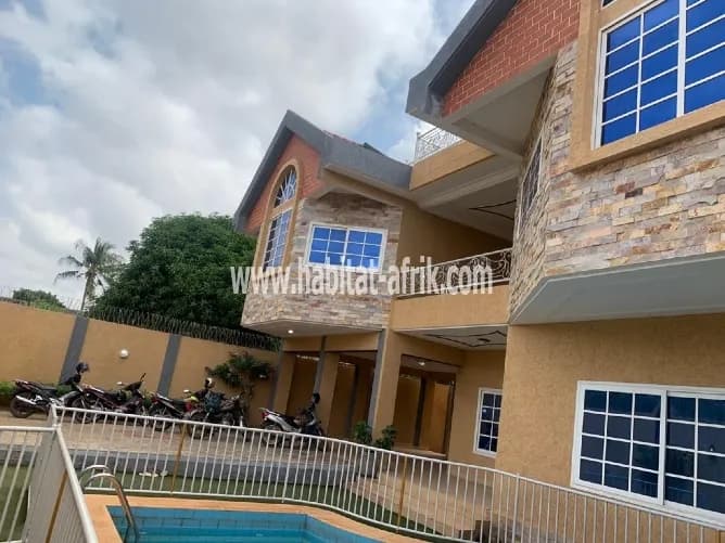 Location d'une villa haut standing avec piscine sise à TOKOIN HOUNTIGOME non loin de l'aéroport. Tél 00228 90 26 28 87