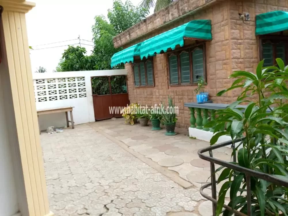 Maison à vendre sur 1 lot à avepozo 10 chambres salon Lomé-Togo