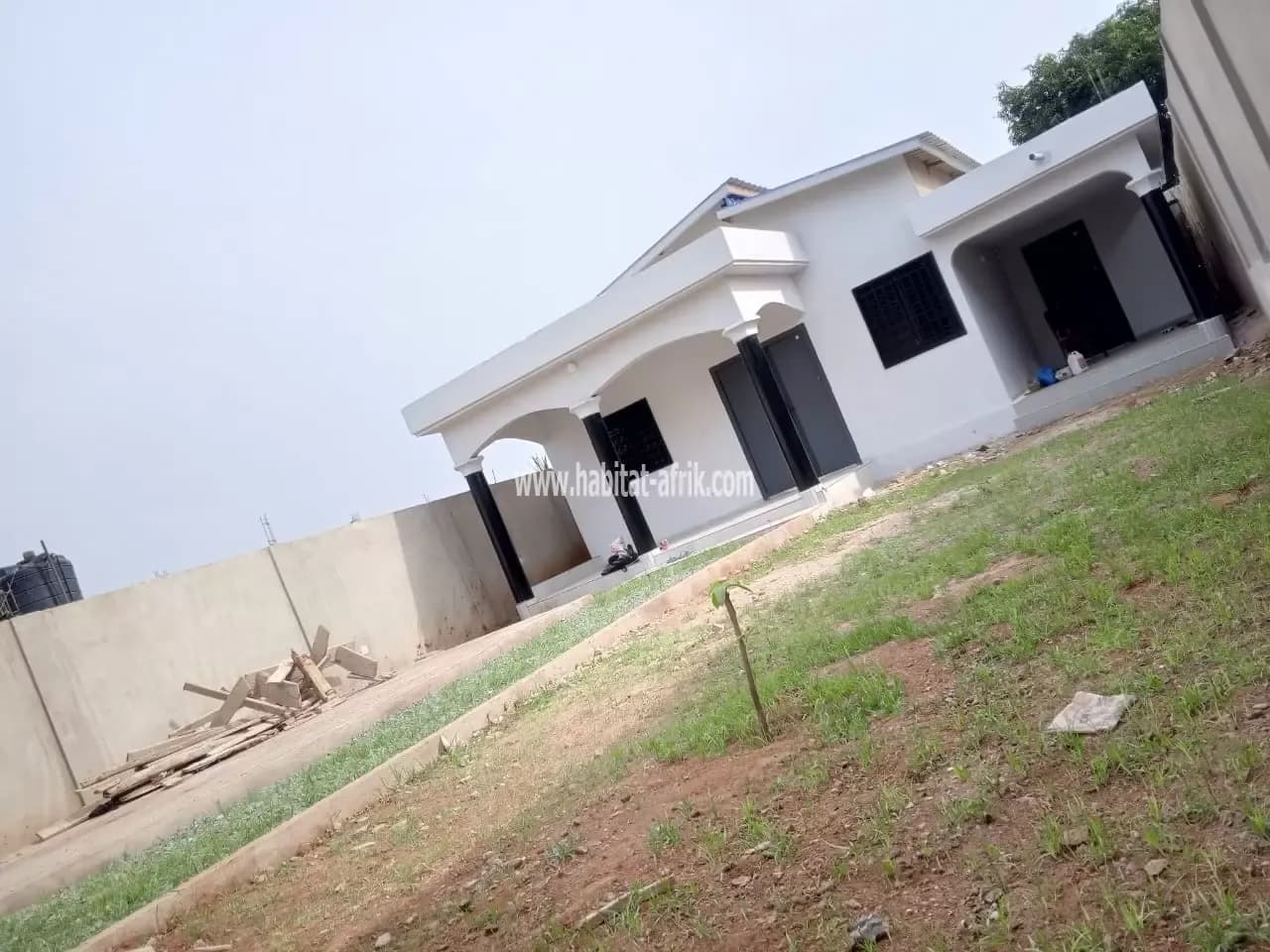 Nous mettons en location une villa de 3 chambres salon situé à adidogome grand defi lome togo