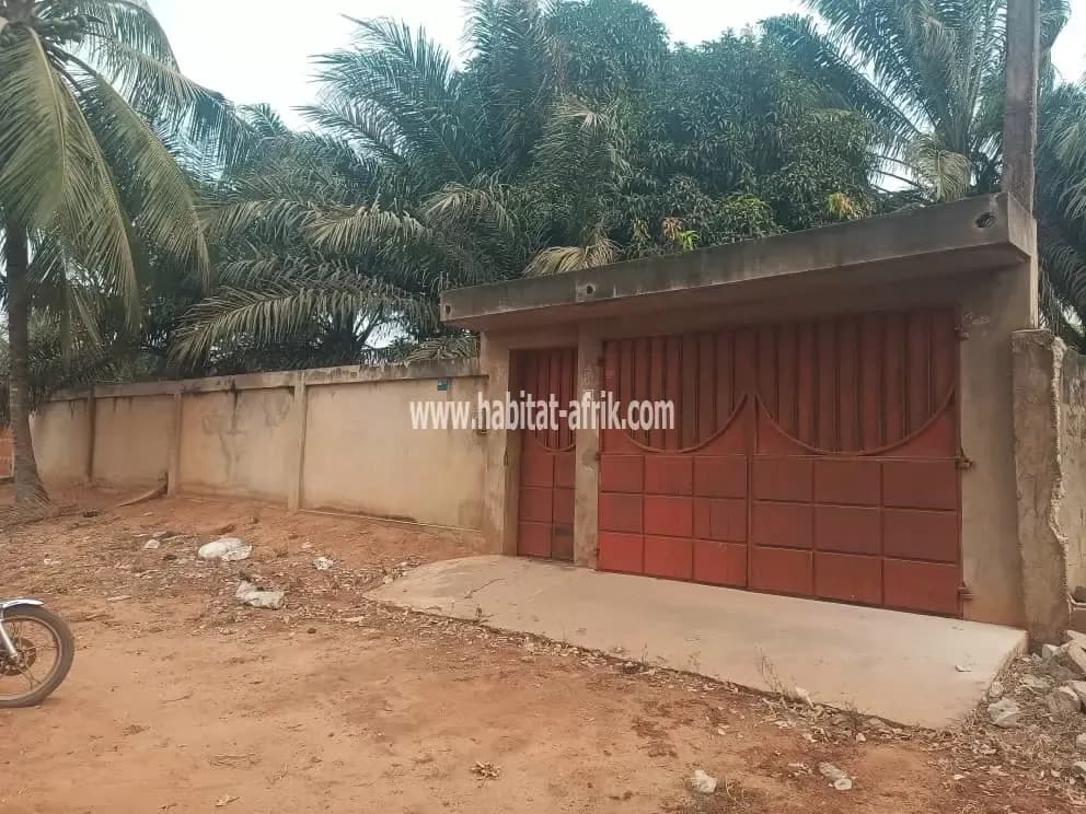 Je mets en vente une parcelle de un lot a avedji sur lequel est construite 2 chambres salon lome togo