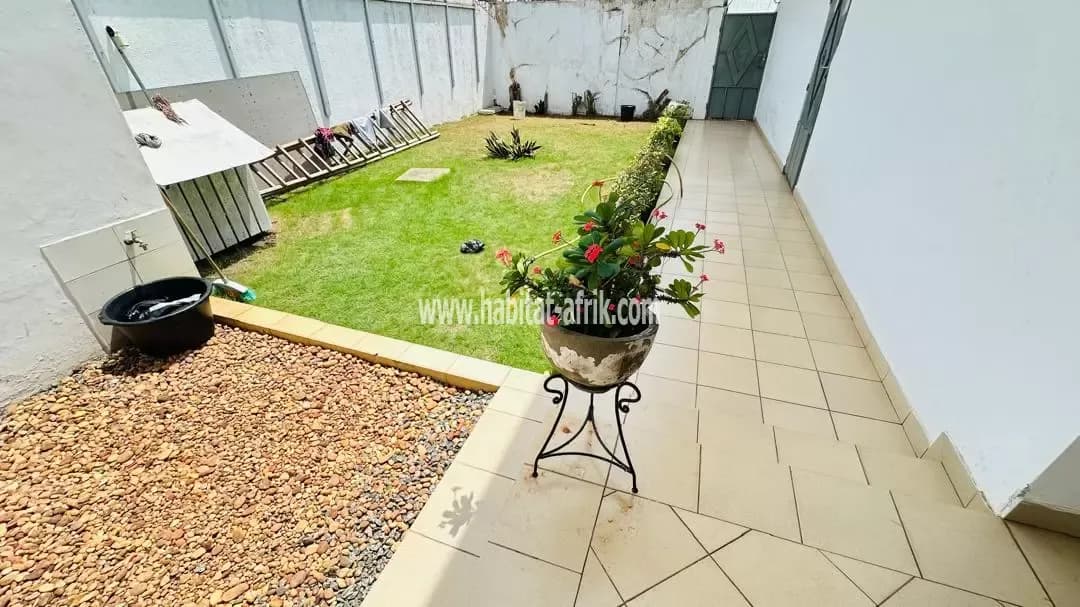Maison à vendre, 3 chambres salon 2 dépendances avec jardin construite sur demi lot avec espace jardin situé a tokoin forever lome togo
