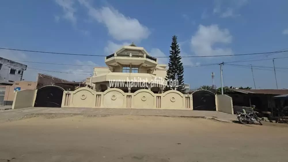 IMMEUBLE R+2 À VENDRE À COTONOU SIKÈCODJI VON MARINA