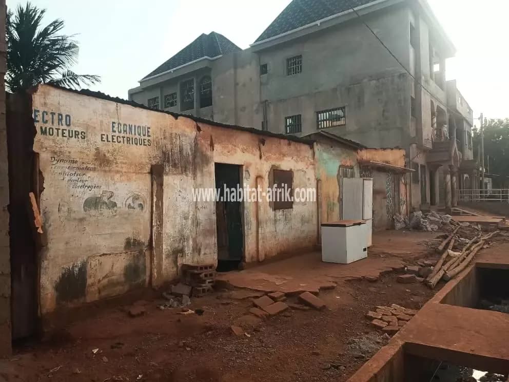 Je mets en vente une parcelle de terrain 01 lot en face d’une rue de 20m à Agoé assiyeye lome togo