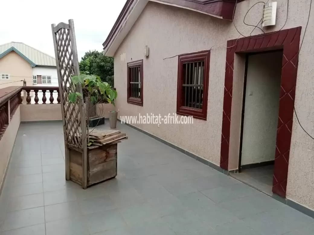 Je mets en location un villa  6 chambre salon à avédji Lome Togo
