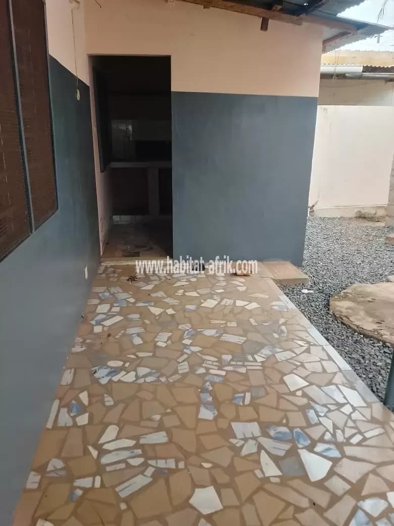 Location d’un appartement de chambre salon douche wc cuisine situé à cacaveli lome togo