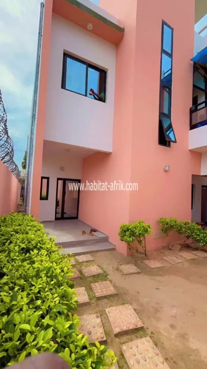 Villa duplex à vendre avec titre foncier composé de 04 chambres autonomes salon, jardin, piscine au quartier sanguera maco lome togo