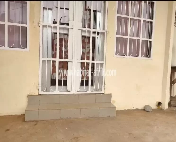 Grande maison de 674m² avec TF à vendre à Abomey-Calavi proche de  la Mairie 5ième position du goudron