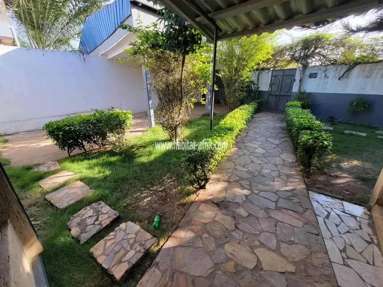 Location villa composé de trois (03) chambres salon, dépendance, jardin situé à Kodjoviakopé lome togo