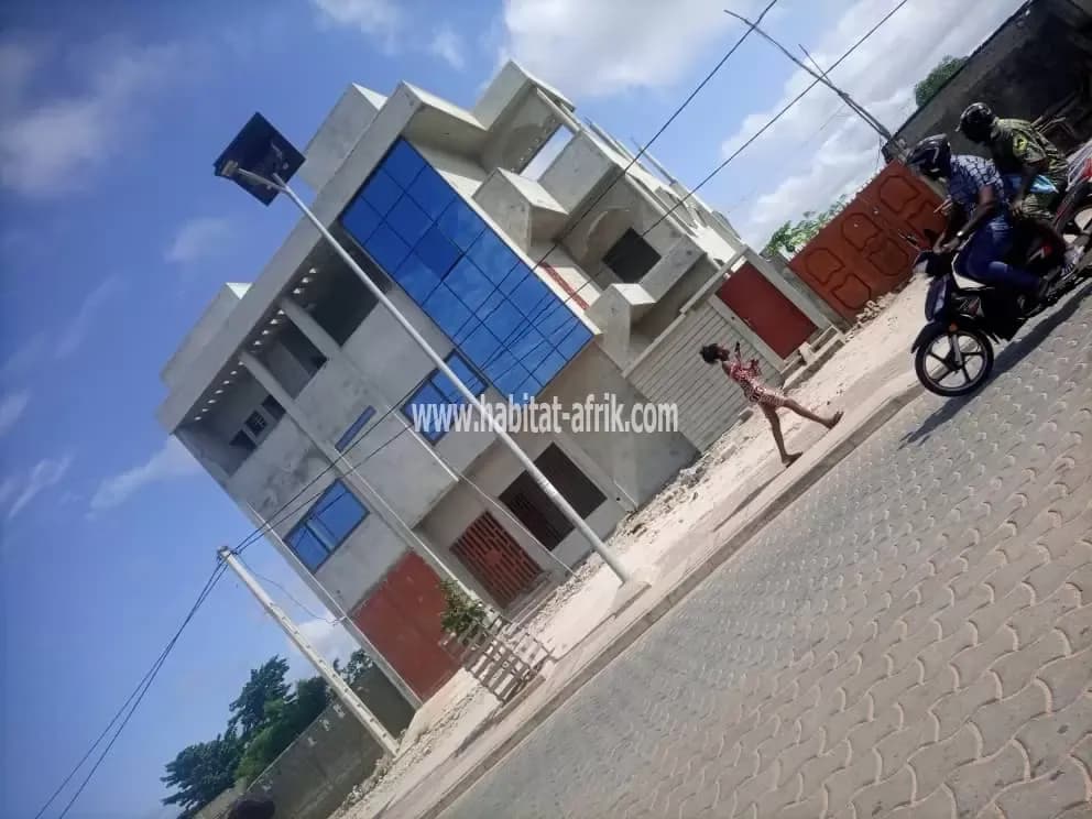 IMMEUBLE R+2 À VENDRE AU BORD DES PAVÉS CLUB DES ROIS À COTONOU AKOGBATO