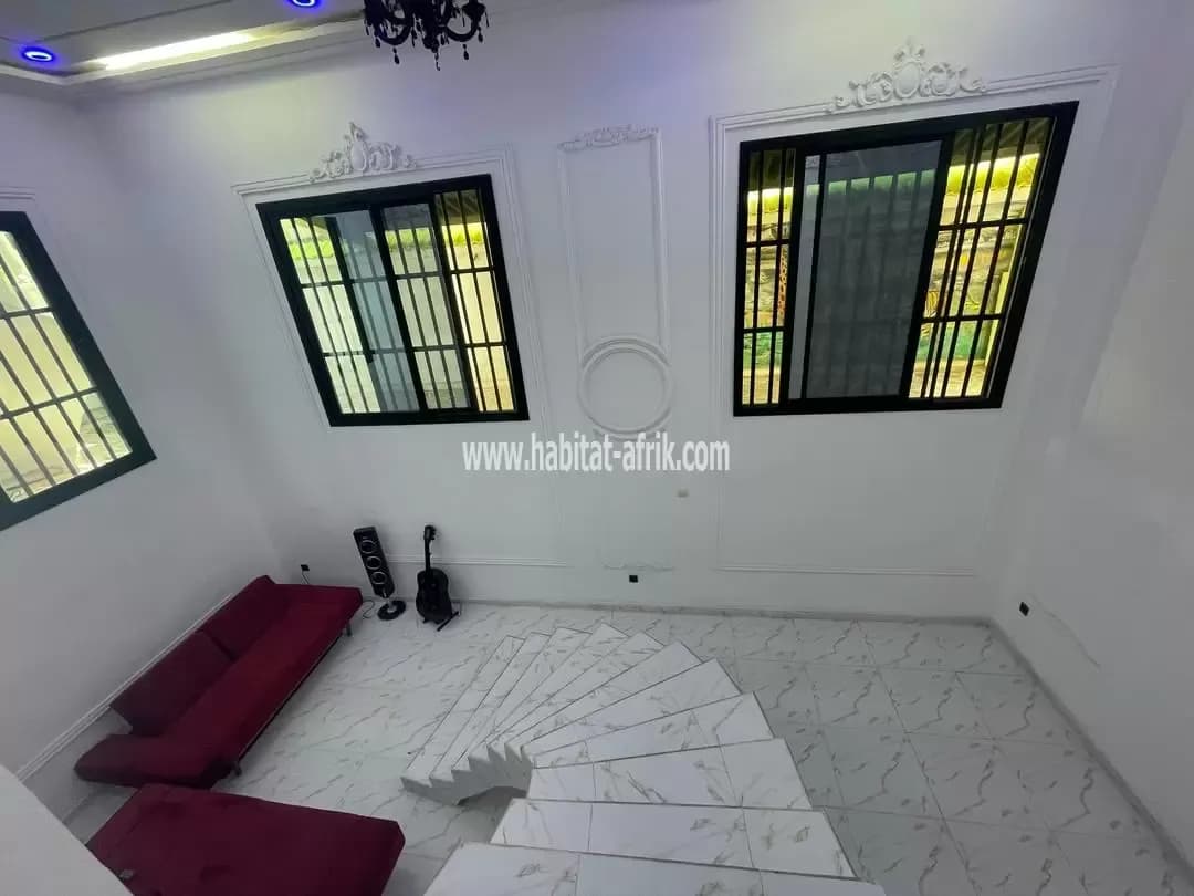 cour unique de chambre salon a Baguida staffé
