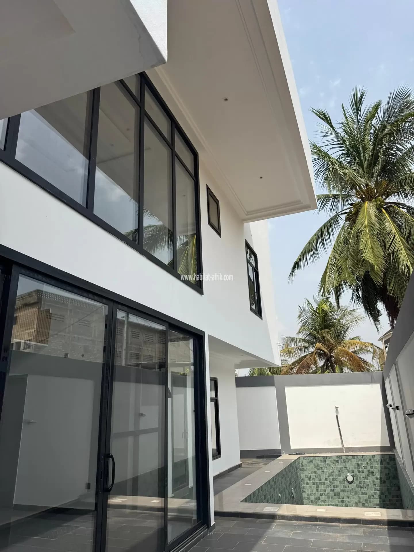 Nous mettons en vente une maison duplex avec piscine composé de cinq (05) chambres, deux (02) salon avec piscine situé à agoe la source lome togo