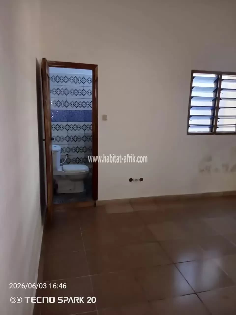 Location d’une cour unique de 02 chambres salon situé à atsiegou savoir lome togo