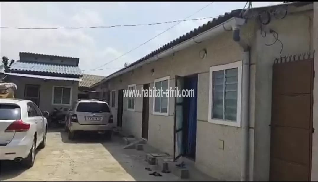 MAISON LOCATIVE SANITAIRE AVEC BON RENDEMENT À VENDRE À ATROKPOCODJI EN 4ÈME POSITION DU GOUDRON