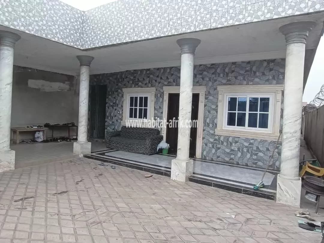Nous mettons en vente une maison de 4 chambres salon et 2 dépendances juste a 80m du goudron Djagblé derrière microfinance AD lome togy