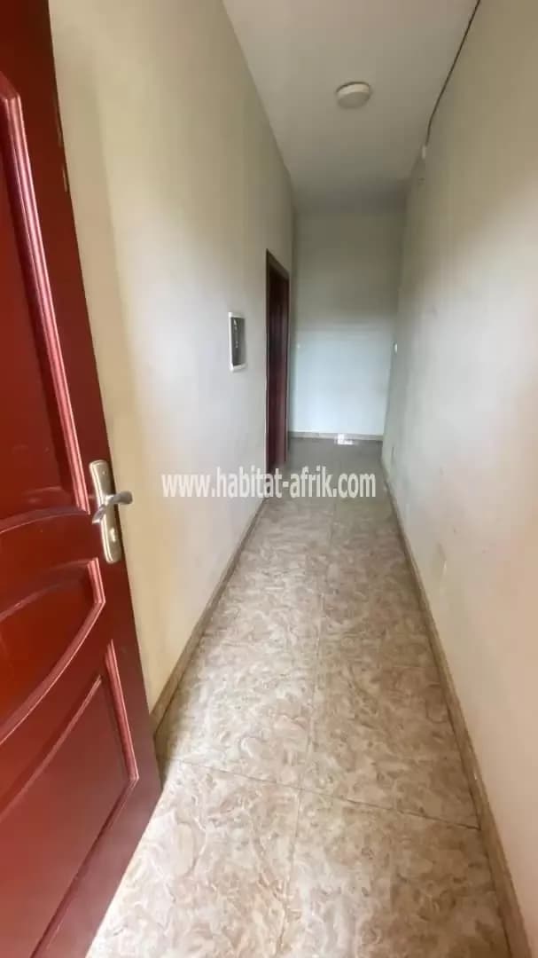 Nous mettons en location un appartement scindé de deux (02) chambres salon a l’étage R+1 situé à adidogome Lomé Togo