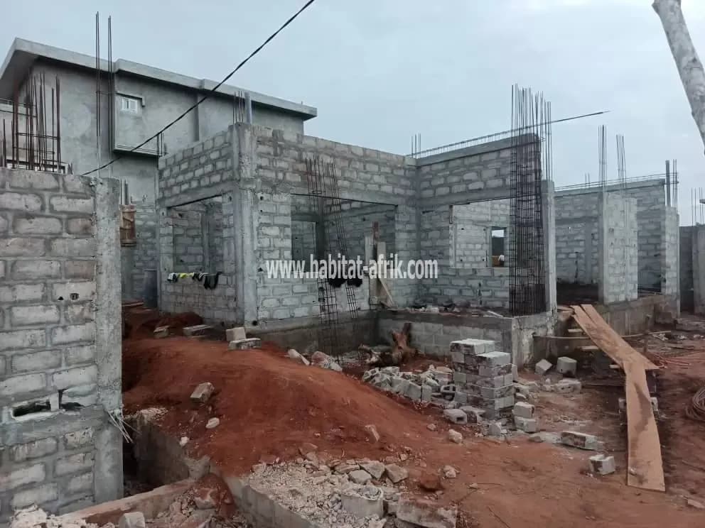 VILLA R+1 INACHEVÉE NIVEAU DALLE À VENDRE À CALAVI ZOPAH AVANT MAISON KÉRÉKOU