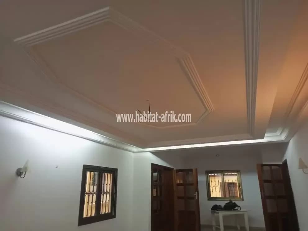 A louer maison duplex de 05 chambres à togo2000 en allant vers l’aéroport lomé togo