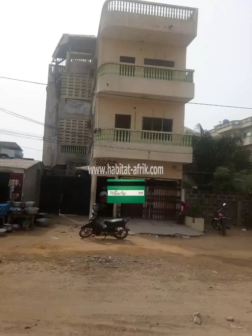 IMMEUBLE À VENDRE À FIDJROSSÈ HOUÉNOUSSOU