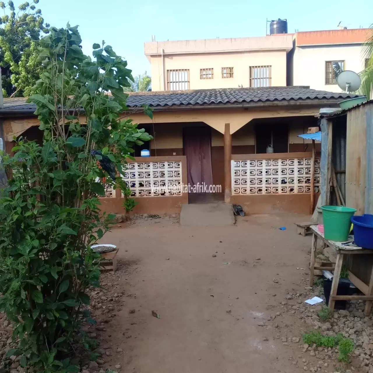 Pour une urgence, un propriétaire mets en vente une maison construite sur sur demie lot composé de deux (02) fois chambre salon et une boutique située à agoe CEG lome togo