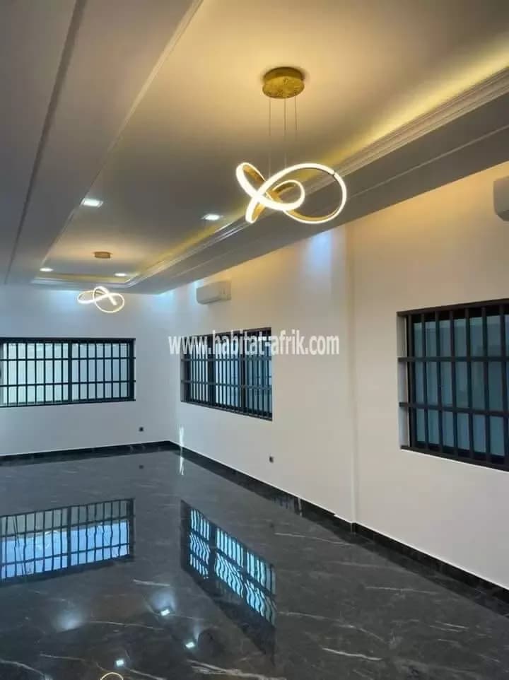 VILLA LUXUEUSE R+2 À VENDRE À COTONOU AKPAKPA PLM QUARTIER JACK