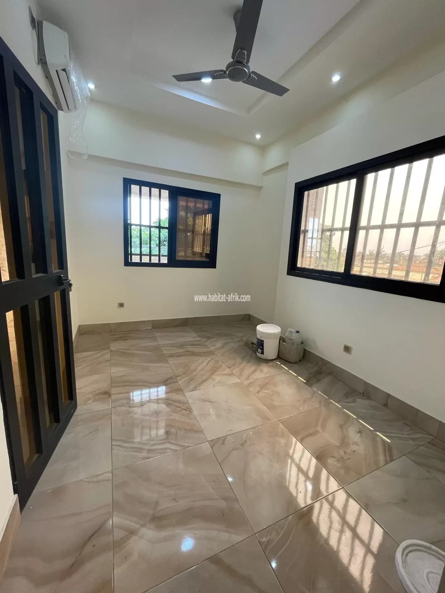 Je mets en location une chambre studio a be château lome togo