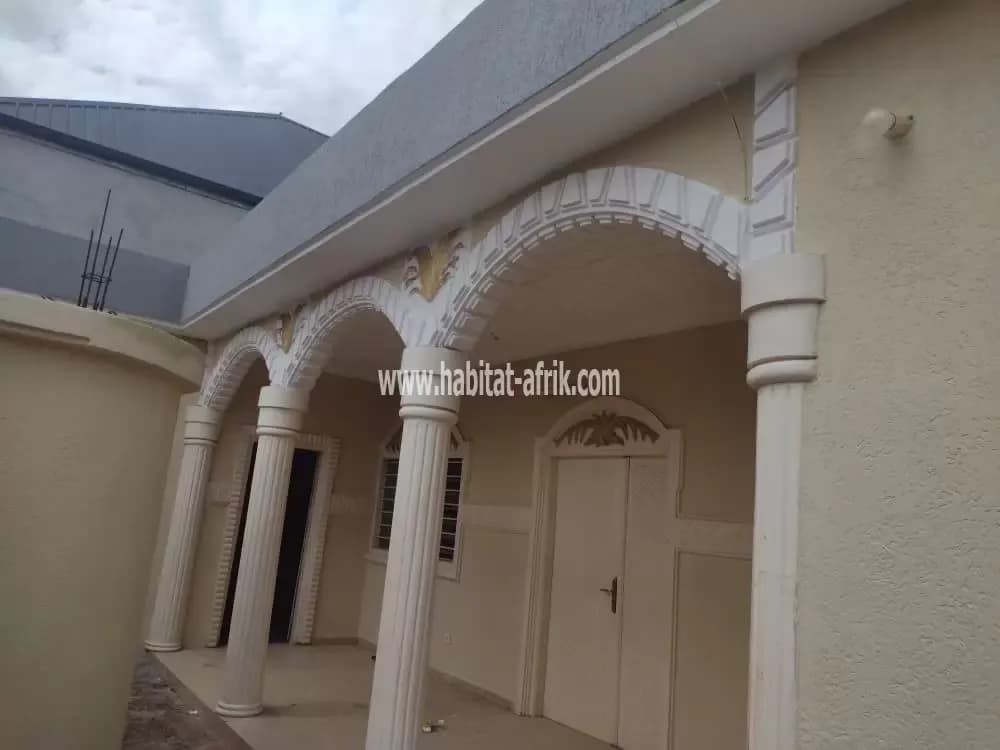 Location villa composé de 4 chambres salon boutique a agoe logopé lome togo