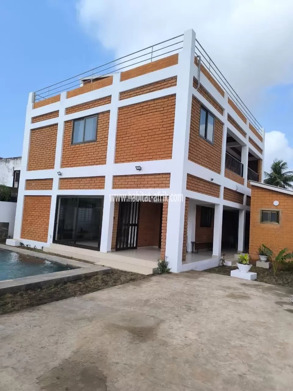 Nous mettons en location une villa meublée de 3 chambres avec jardin situé à NYEKONAKPOE lome togo