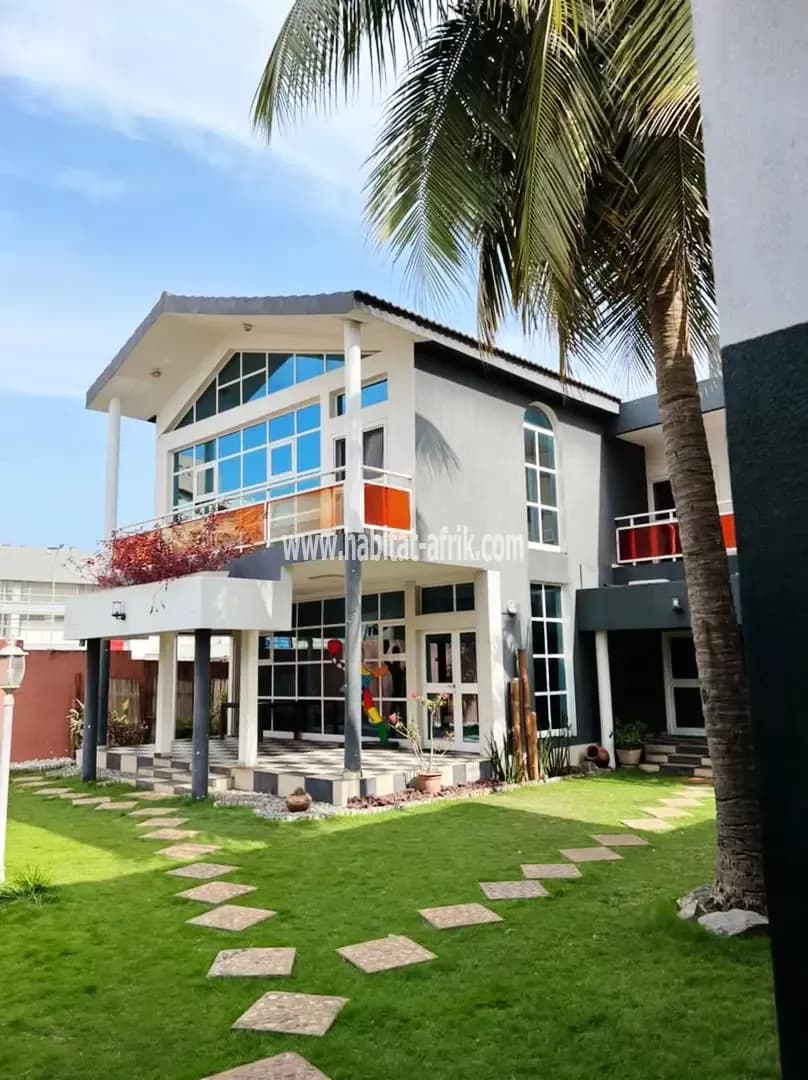 Je mets en location une maison duplex meublé de 4 chambres salon autonome situé non loin de la plage festival des glaces Lomé togo