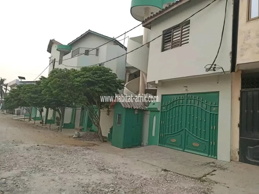IMMEUBLE R+2 EN 2ÈME POSITION DES PAVÉS À VENDRE À COTONOU AGLA AKPLOMEY