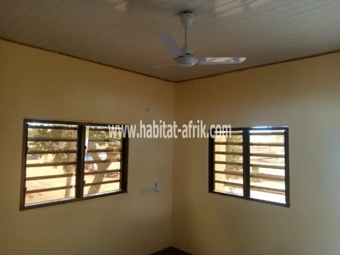 LOCATION APPARTEMENT COUR UNIQUE DE CHAMBRE SALON SEUL À L'ÉTAGE ATSIEGOU LOMÉ-TOGO