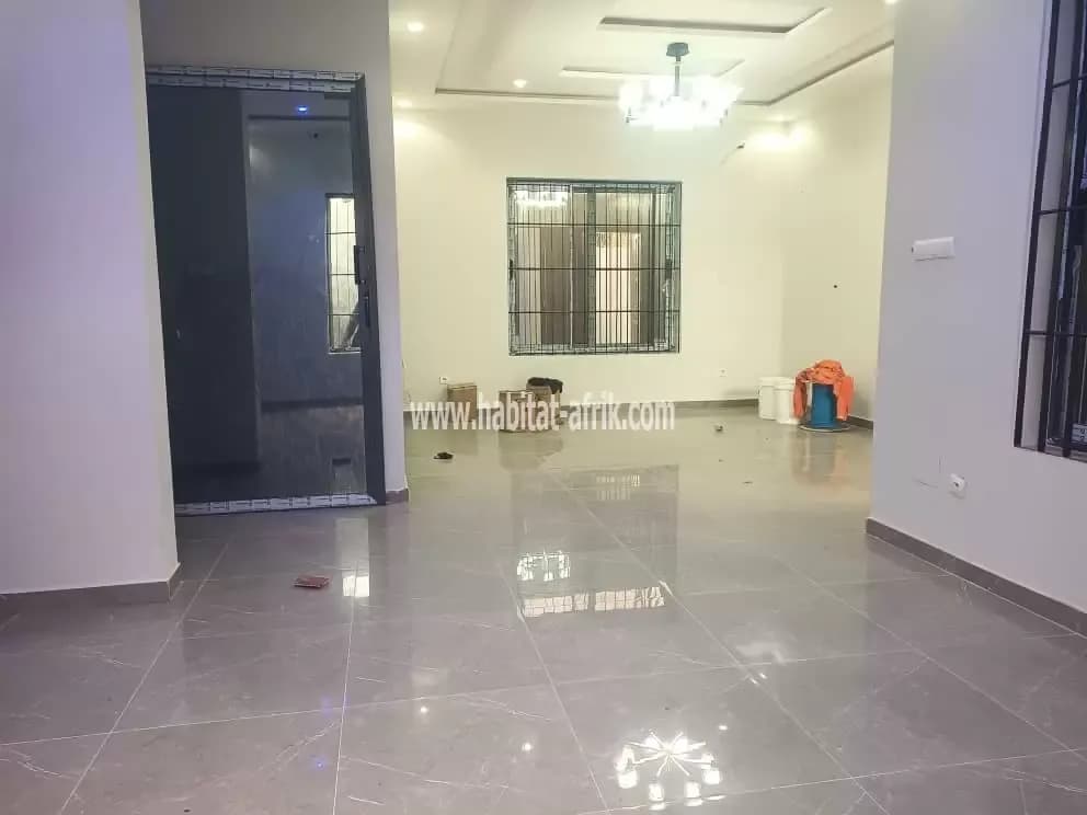 Je mets en location une villa de 3 chambres salon 2 dépendances a adidogome kohe lome togo